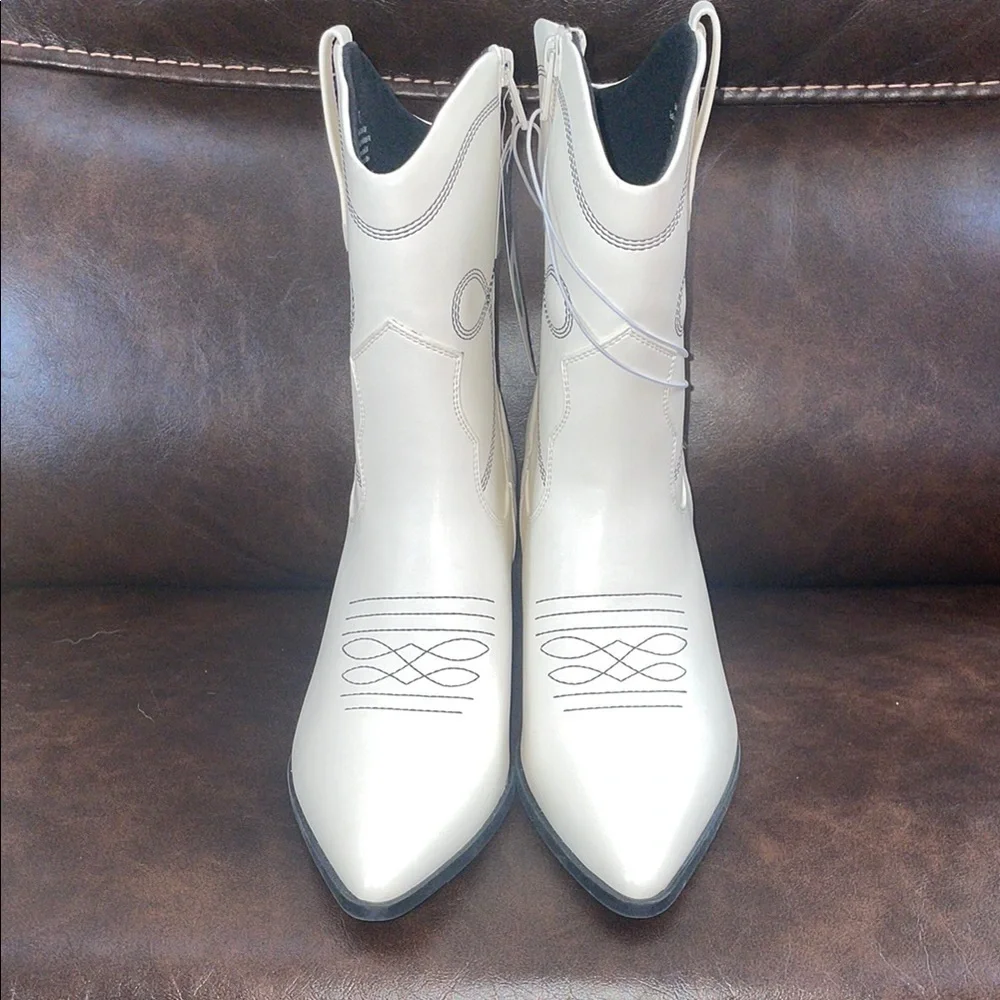 Universal Thread White Ankle Booties with Decorative Stitching (10) - Picture 4 of 13